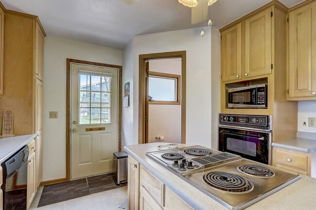 Building Photo - Charming Bi-Level Home in Sunset Village -...