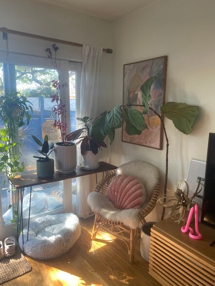 living room - 622 Venezia Ave