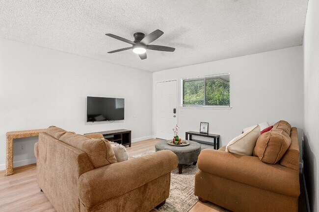 Building Photo - "Charming 2-Bed Duplex in Austin's Vibrant Heart – Cozy 833 Sq Ft Retreat!"
