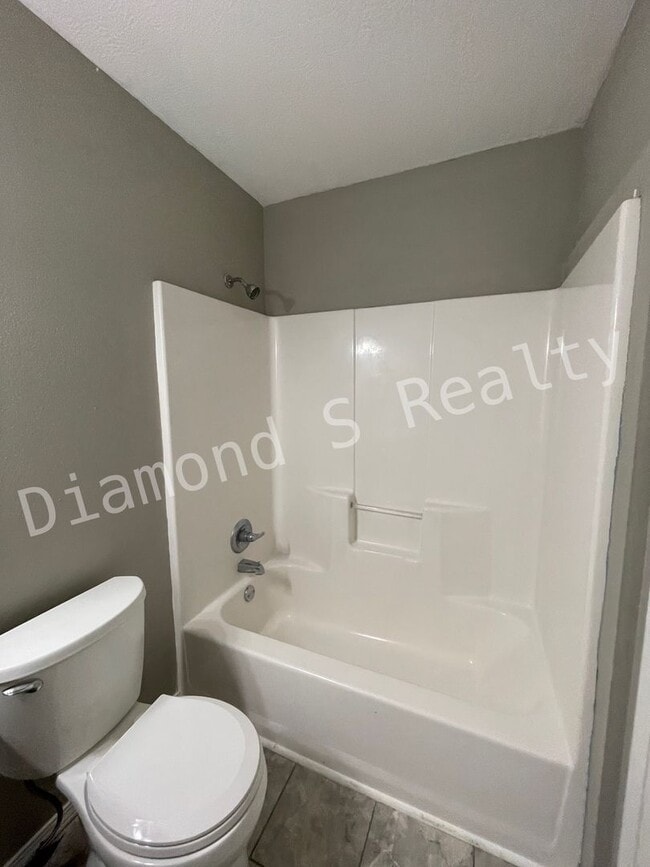 Building Photo - Updated 3 Bedroom Home in Reed/Hillcrest School Districts!