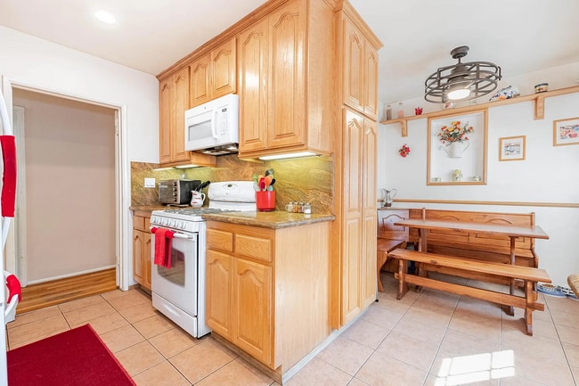 Building Photo - 2120 N Valley St