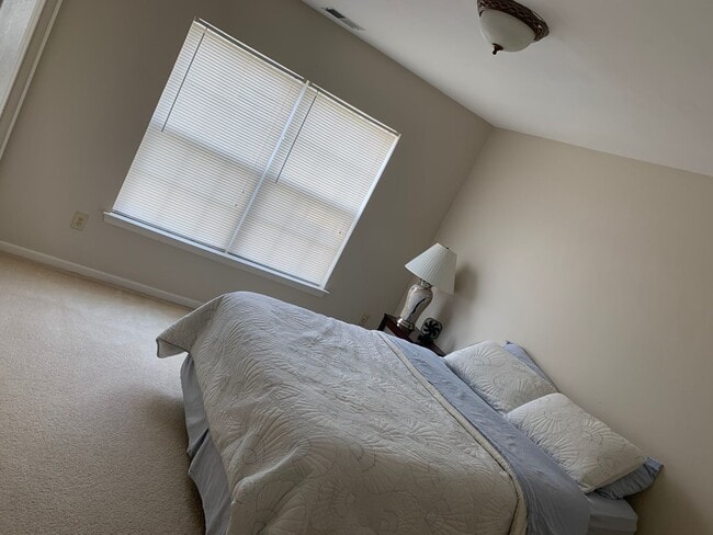 Building Photo - 3 Bedroom 2 Bathroom Single Family Condo