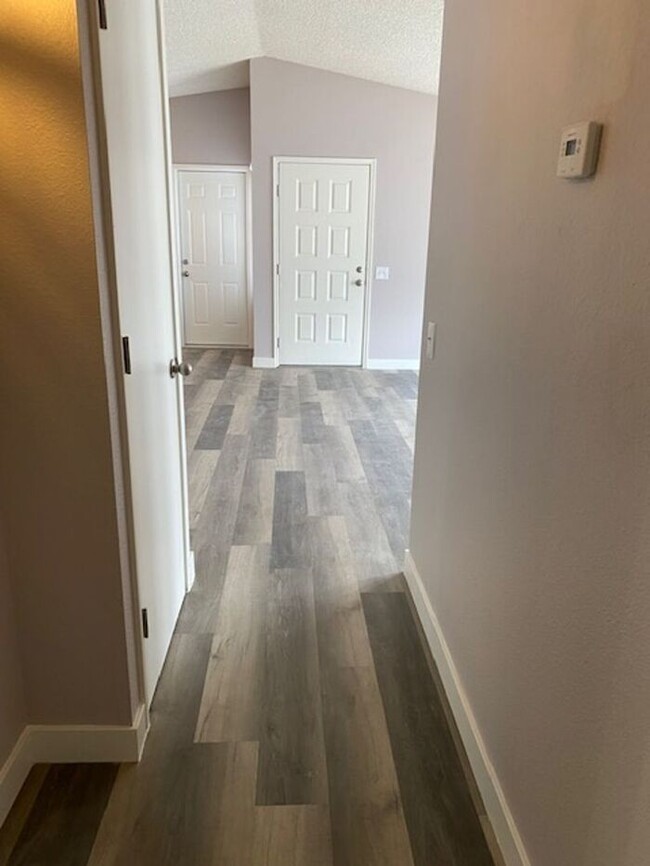 Building Photo - $2,350 Lovely Remodeled 3 Bedroom-2 bath-2...
