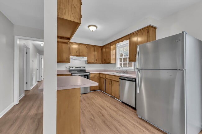 Building Photo - This charming rental in a convenient Clarksville location!