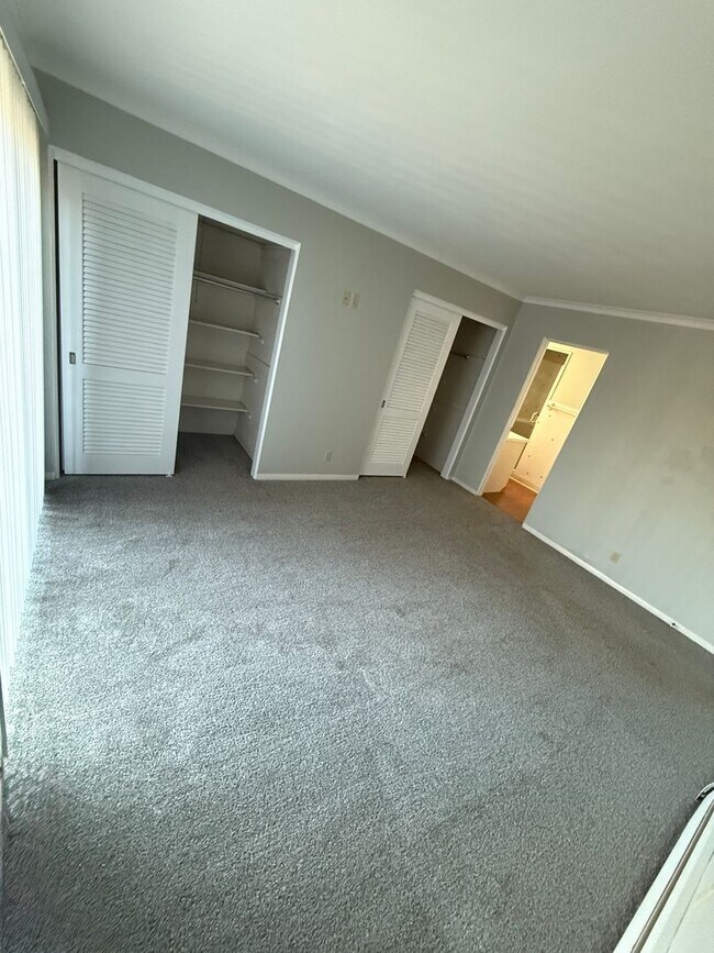 Building Photo - Beverly Manor 946