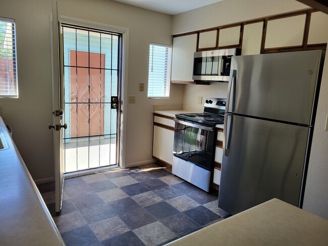 Building Photo - 333 Rim Rock Cir