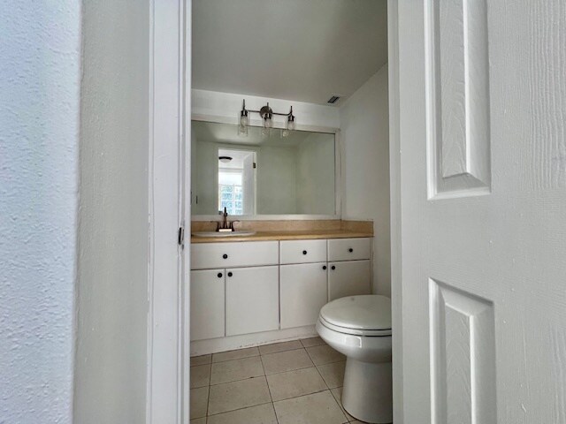 Building Photo - 2016 Bay Dr