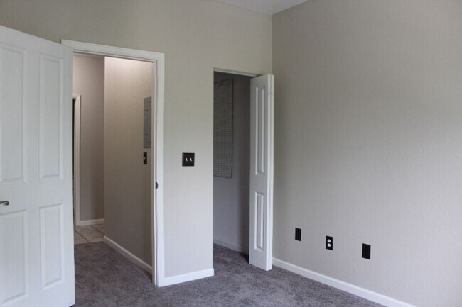Building Photo - Charming 2 BR/2 BA Condo located in Little...