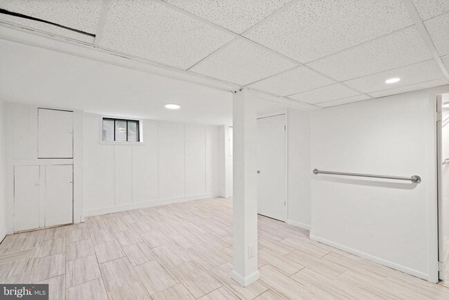 Building Photo - 16 E Linden St
