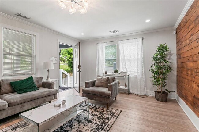 Building Photo - 1129 Graymont Dr SW