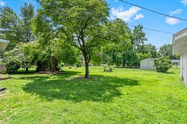Building Photo - 3 Bedroom 2 Bathroom Springfield, MO