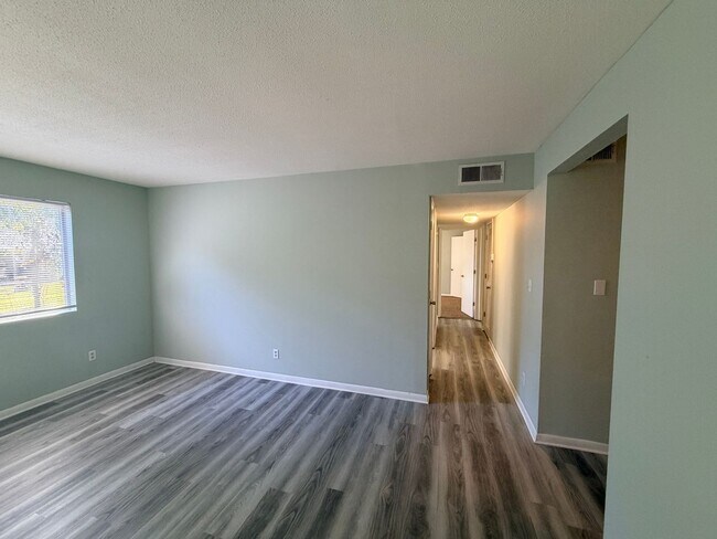Building Photo - Check Out This 2Bedroom/1Bath Apartment!