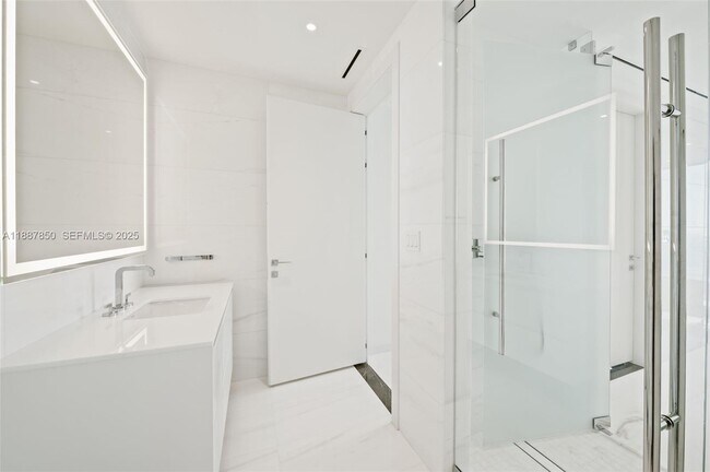 Building Photo - 300 Biscayne Blvd Way