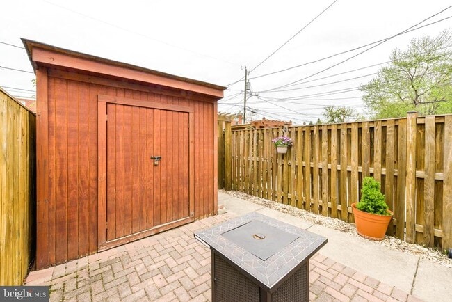 Building Photo - 629 S Henry St