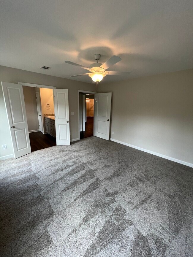Building Photo - FIRST MONTH'S RENT FREE!