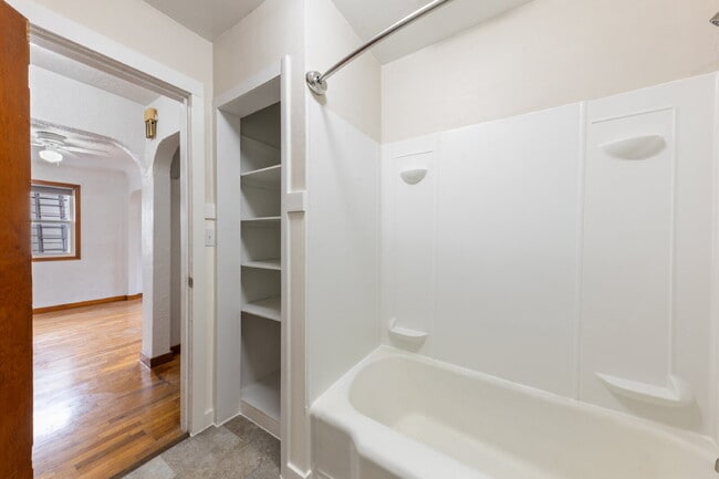 Building Photo - Charming Remodeled Duplex: Pet Friendly!