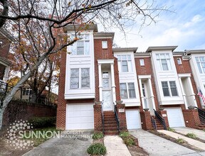Building Photo - End-unit Townhome in Heart of South Park