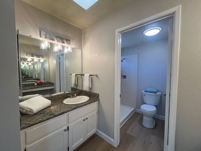 Building Photo - 3 Bed End Unit in Mt. View