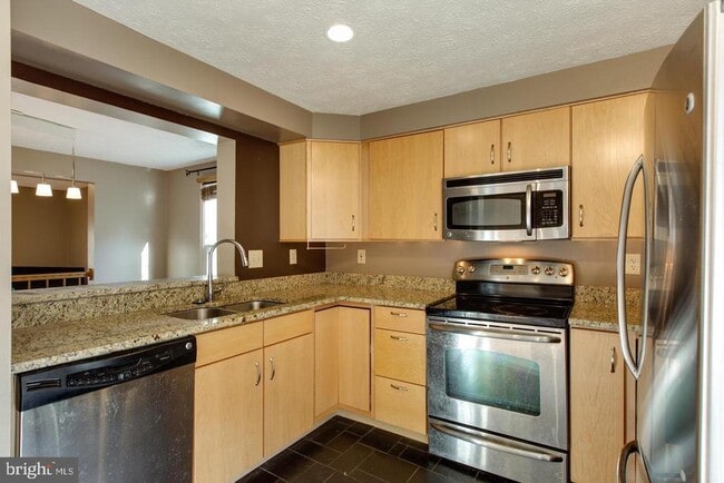 Building Photo - 3400 Oak W Dr