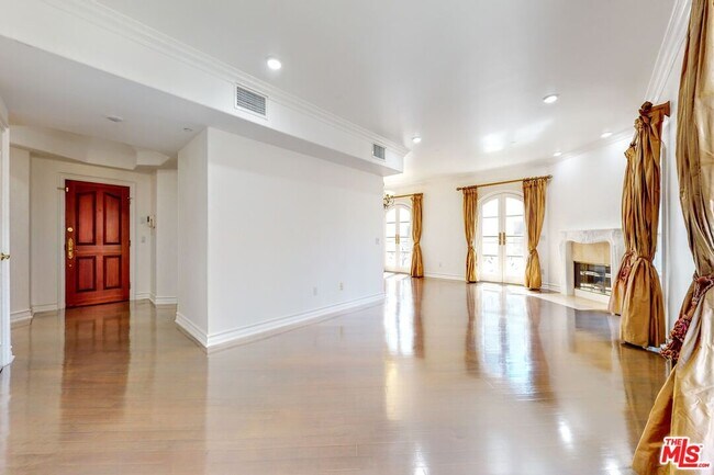 Building Photo - 353 S Reeves Dr