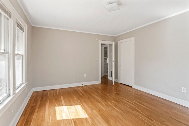 Building Photo - Charming 2-Bedroom Apartment Near UMKC – Hardwood Floors & Pet-Friendly Living in Kansas City $13...