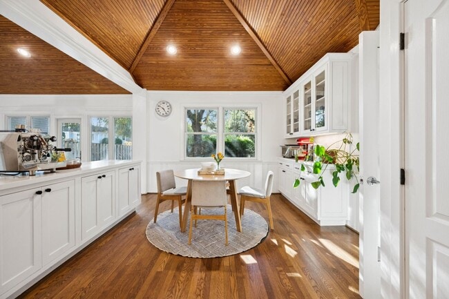 Building Photo - Elegant Chevy Chase Cul-de-Sac Home with Spacious Layout!