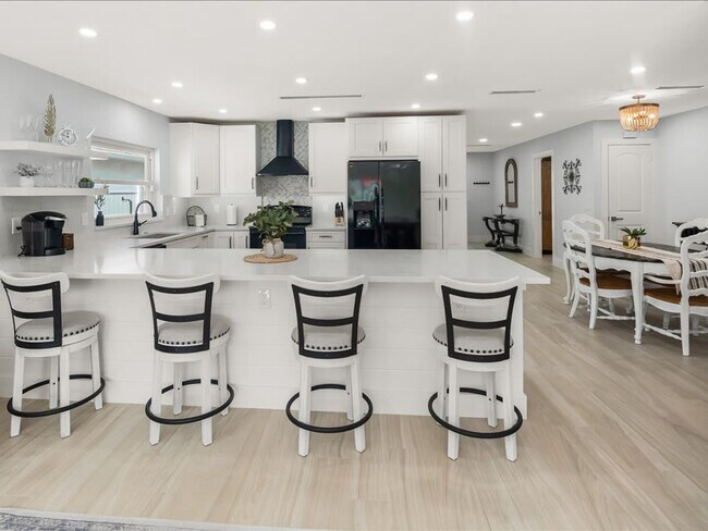 Building Photo - 692 106th Ave N