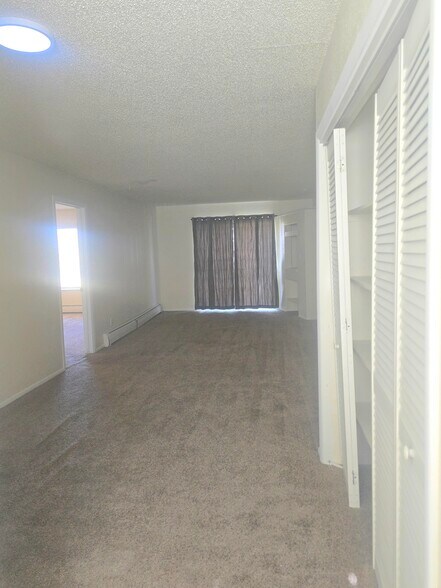 Building Photo - 3150 Lakeside Dr