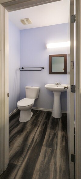 Building Photo - 7609 Rushmore Way NE