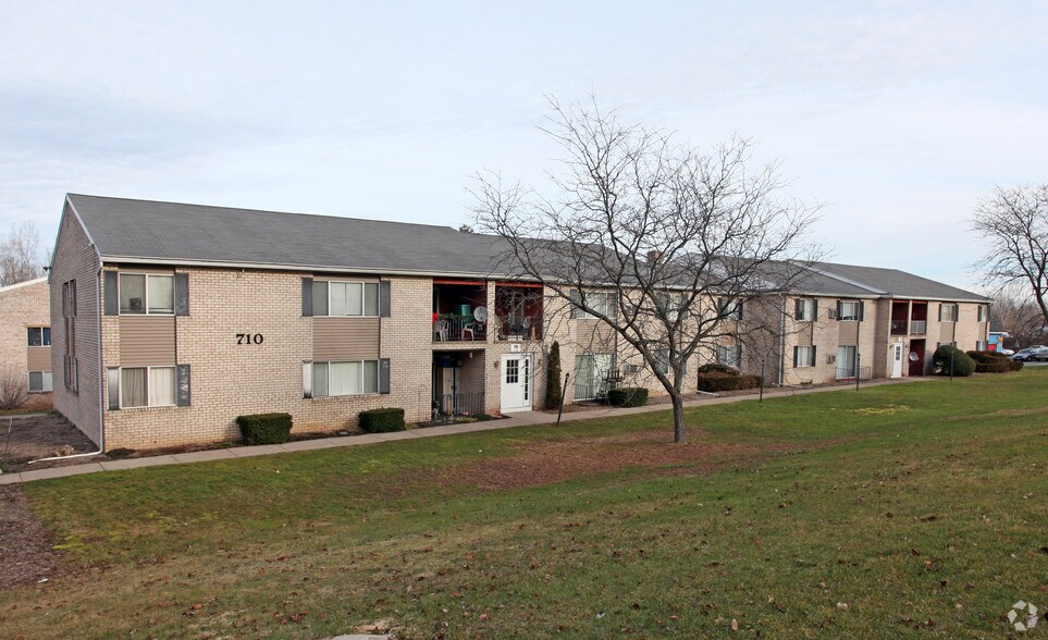 Building Photo - Fox Run Real Estate Apartments, LLC