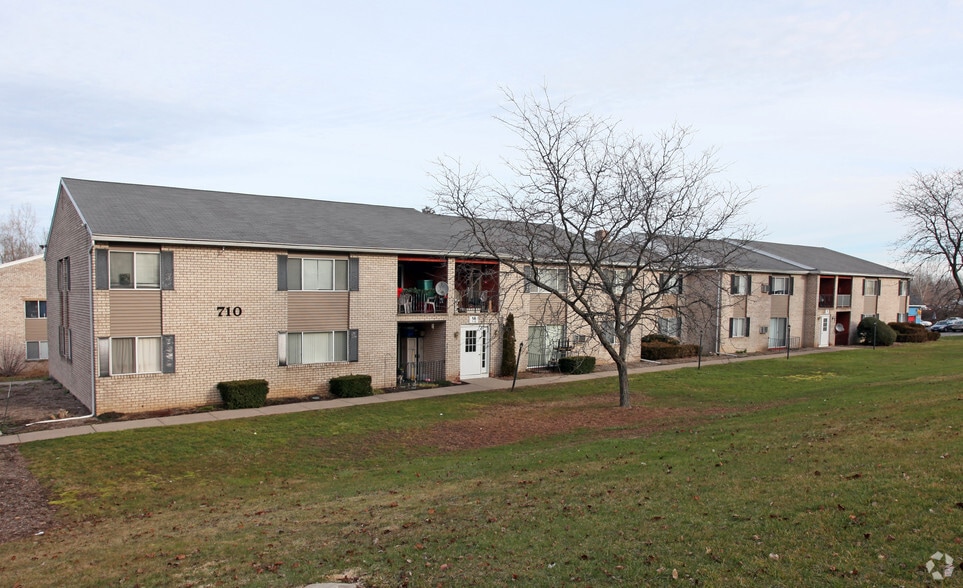Building Photo - Fox Run