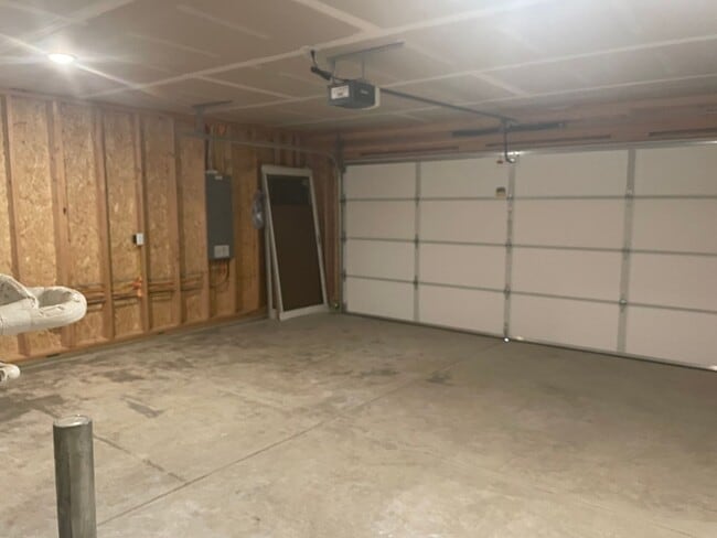 Building Photo - Single Level Freeland Home and Pet Friendly!