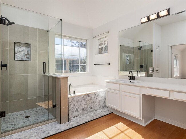 Building Photo - 7730 Lakewood Dr