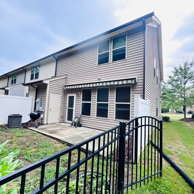 Building Photo - 126 Holly Berry Ln