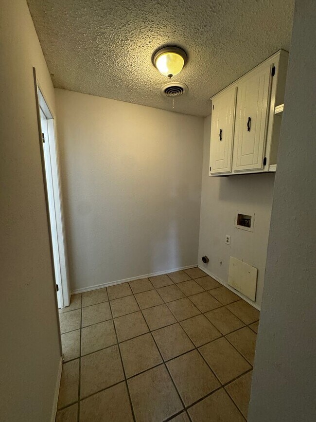 Building Photo - Redone Duplex spacious 2bedrrom 1 bathroom Hospital District