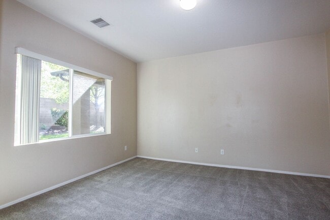 Building Photo - Quailwood Move In Special