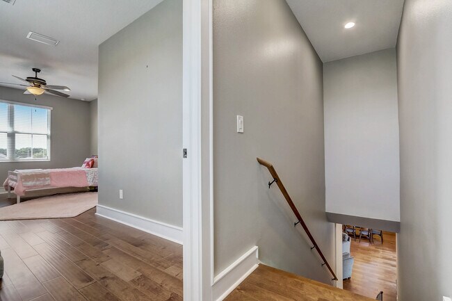 Building Photo - 10613 White Oak Dr