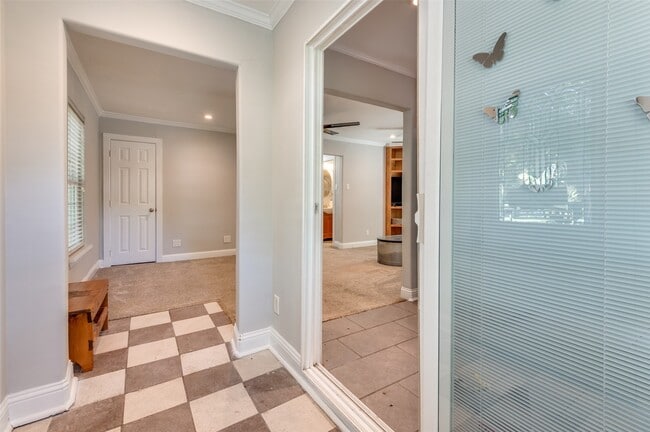 Building Photo - 9625 Larga Dr