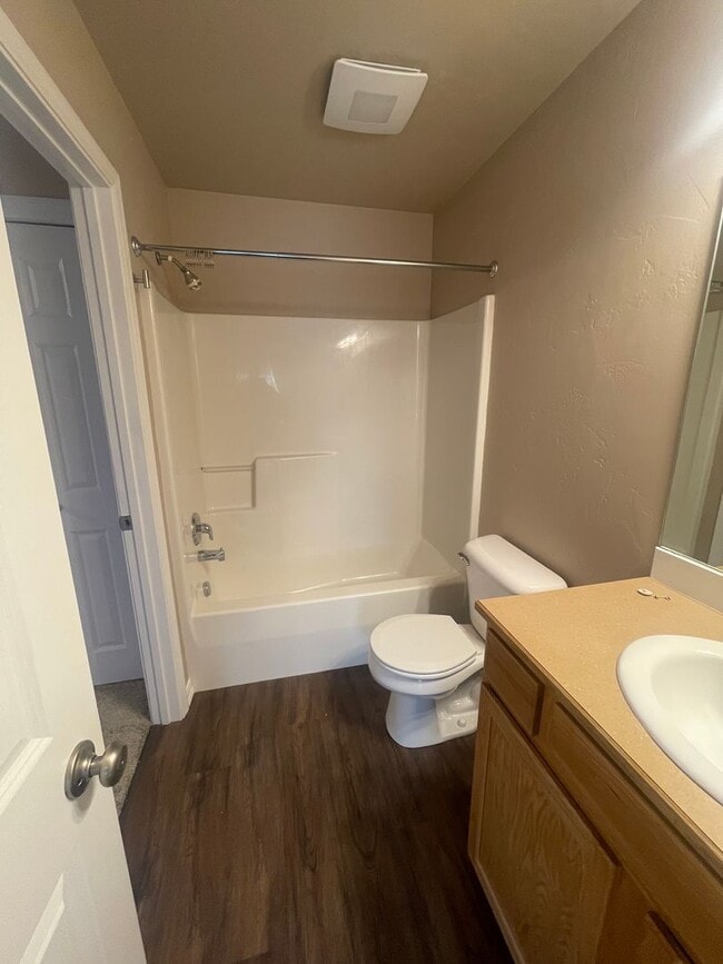 Building Photo - Freshly Remodeled 3 bed 2 Bath Townhome