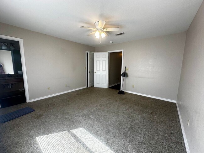 Building Photo - 2527 Pascal Ct