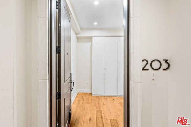 Building Photo - 10647 Ashton Ave