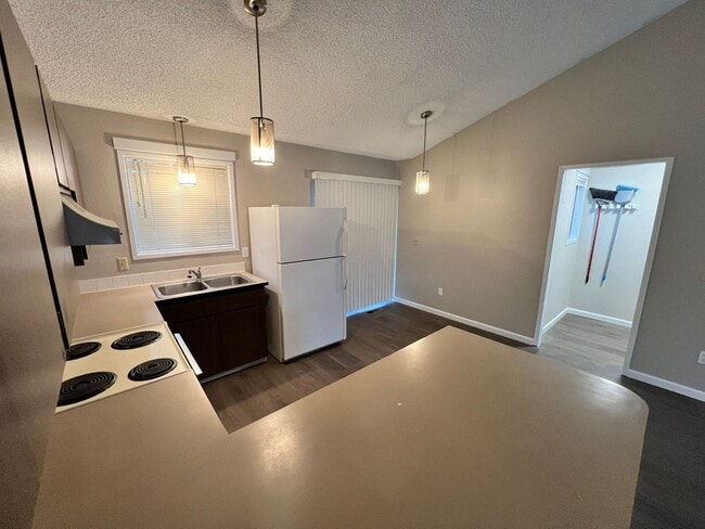 Building Photo - Spacious 2 Bedroom, 1.5 Bath Triplex in Clarkston