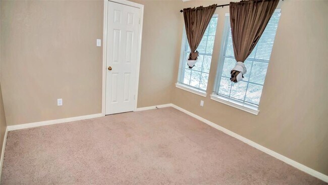 Building Photo - 2808 White Oak Ln
