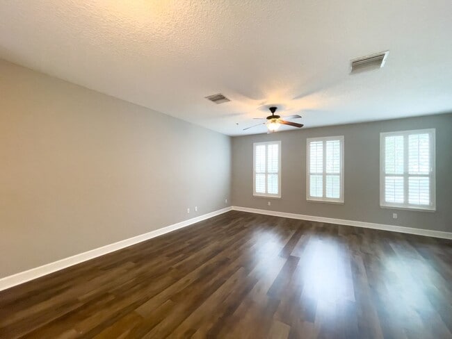 Building Photo - Beautiful 3 story townhome in St Johns Town center area