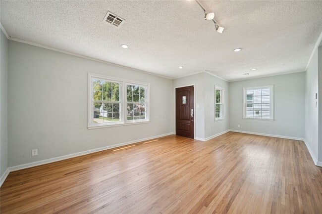 Building Photo - 1417 S Quebec Ave