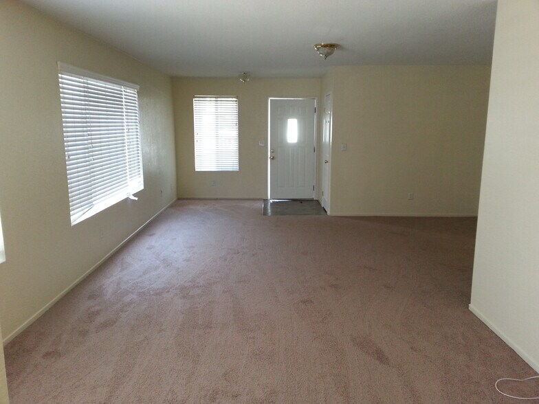 Living Room - 520 N Cambridge St