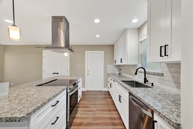 Building Photo - 2103 Woodway Dr