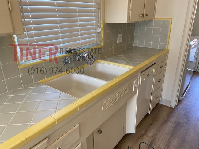 Building Photo - 210 43rd St