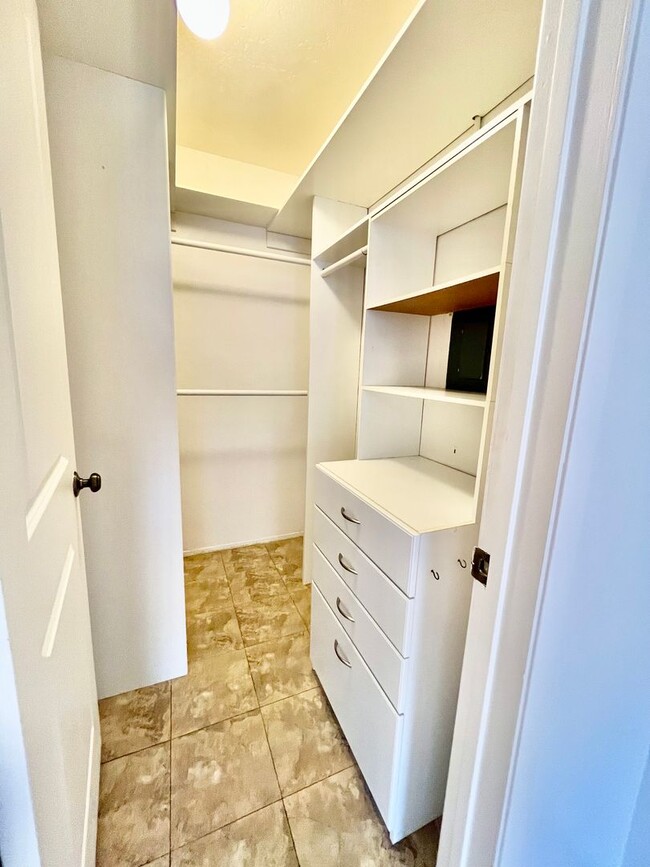 Building Photo - Charming 2 Bed 2 Bath Condo with Washer and Dryer!