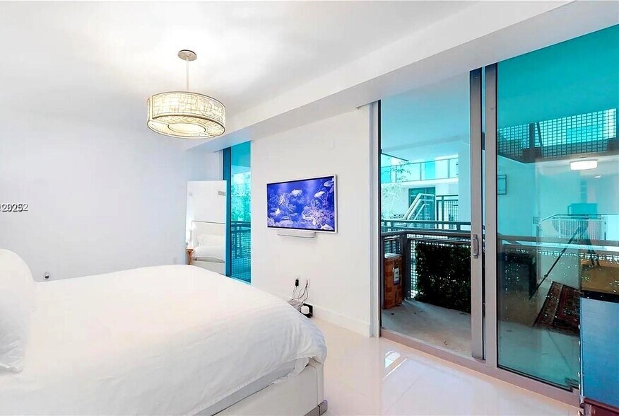 Building Photo - 6000 Collins Ave